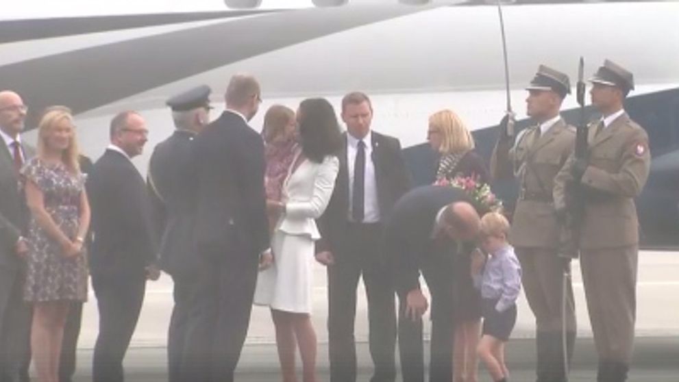 Kate a William sú už v Poľsku. Prišli aj s deťmi