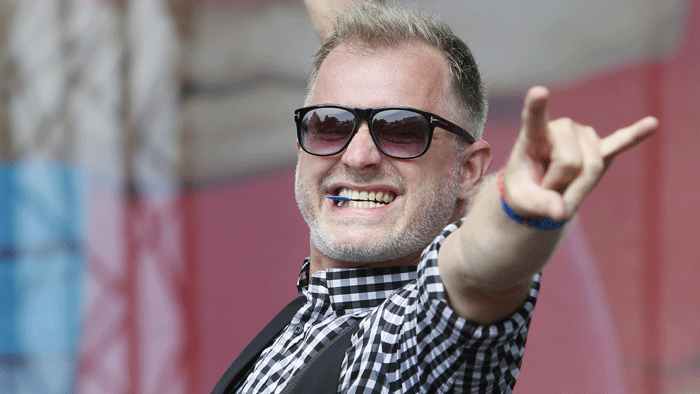 Dcéra známeho herca zaspieva s kapelou Hex