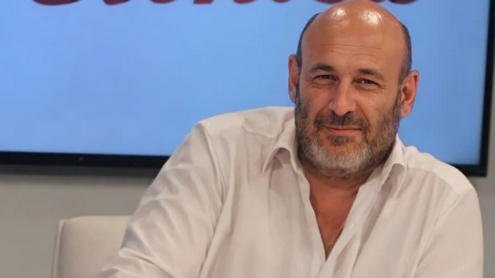 Moderátor v priamom prenose zneuctil pamiatku zosnulej kráľovnej nehoráznym spôsobom