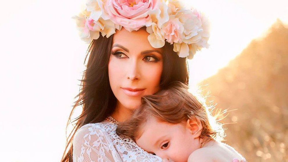 Playboy modelka sa pochválila nahými fotkami vo vani. Dojčí pri tom synčeka