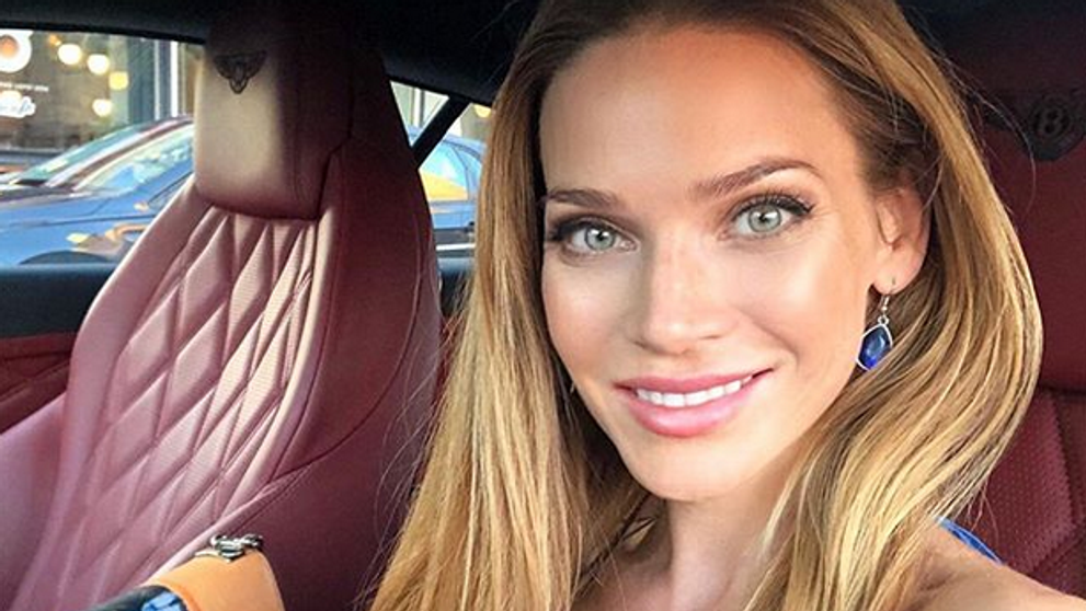 Andrea Verešová len ako ju Pán Boh stvoril. Fotka spredu