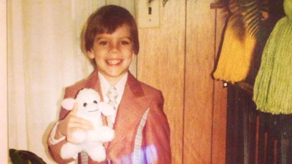 Kto som? Z nesmelého smejka je dnes vypracovaný lámač sŕdc!