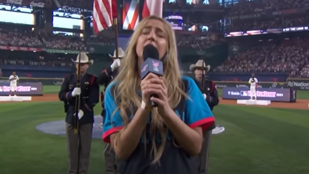 VIDEO: Obrovský škandál populárnej speváčky. Opitá príšerne zaspievala americkú hymnu