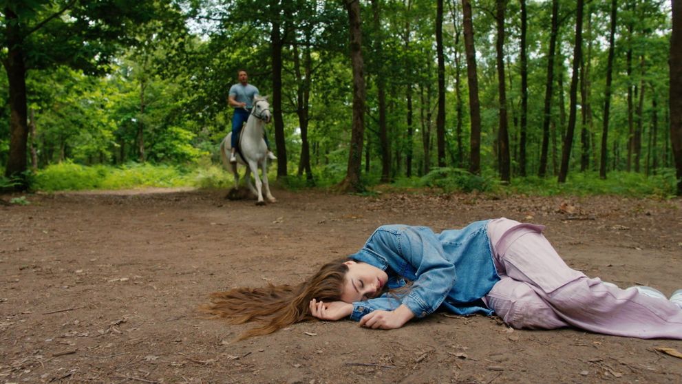 Vrcholne rozrušená Efsun spadne z koňa a zraní sa