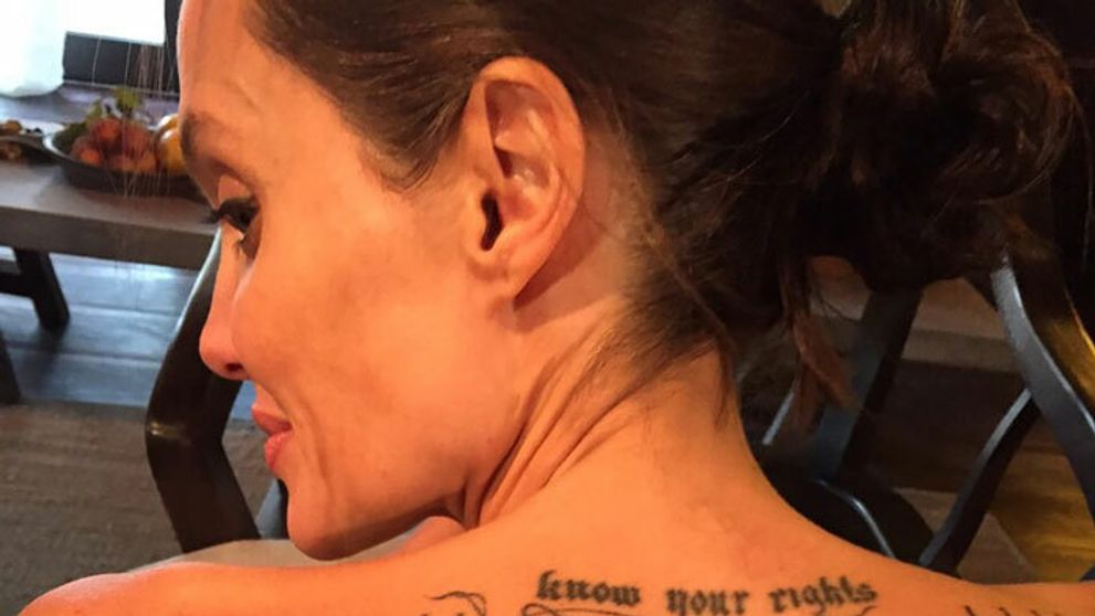 Angelina Jolie skrývala obrovské tetovanie na chrbte. Au, to muselo bolieť