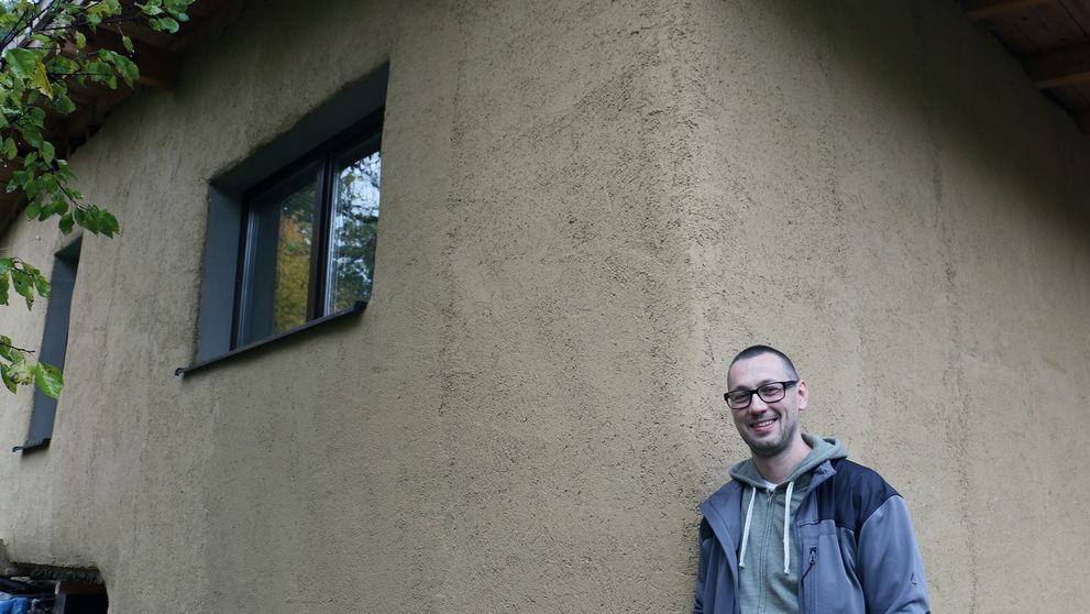 FOTO: Slovák si postavil dom výlučne z prírodných materiálov