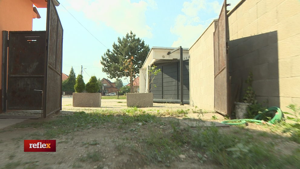 Kvetináč pred bránou