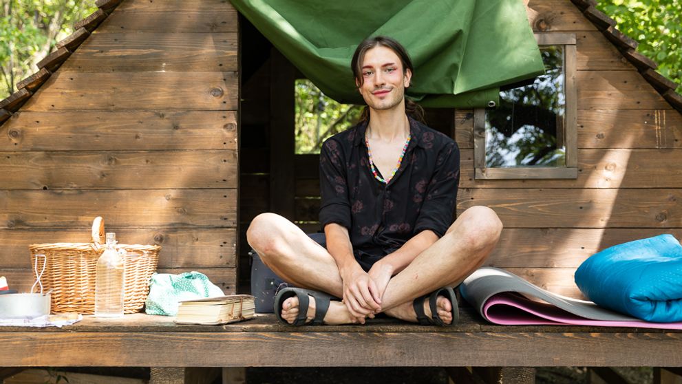 Daniel si do chatky zbalil aj drevený penis: Farmárov zaujímalo, čo s ním bude robiť