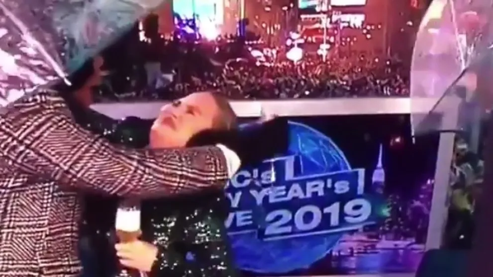 Desivé video: Stačilo málo a Chrissy Teigen by prišla o oko