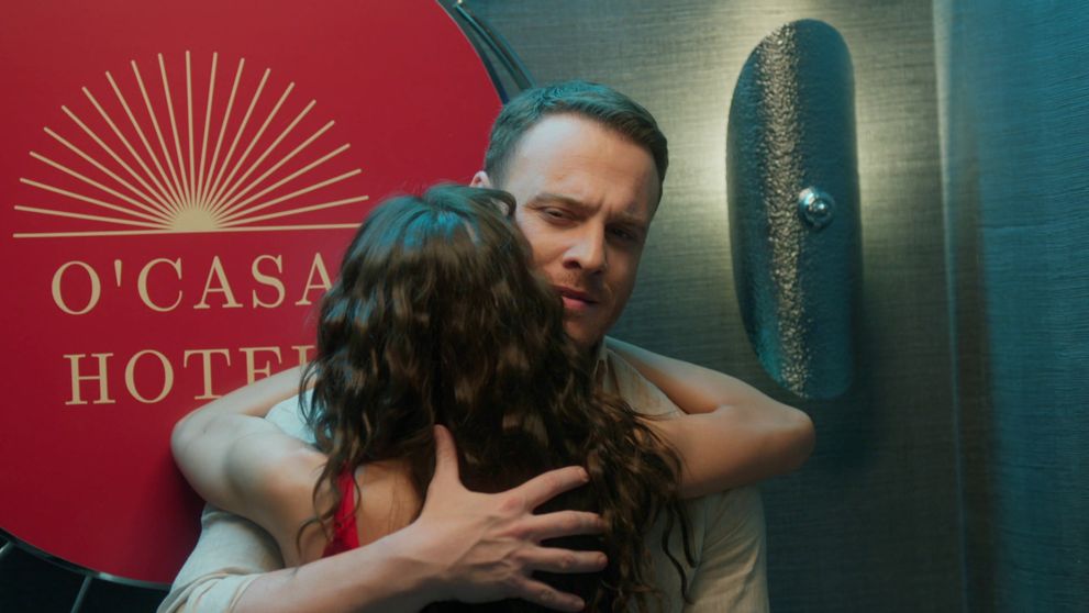 Keď sa Ateş a Leyla po prvý raz stretnú, polonahá sa mu vrhne do náručia!