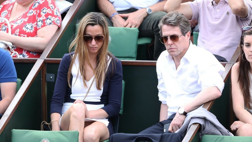 Hugh Grant vzal na tenis bývalku. A tá si zase nevzala nohavičky!