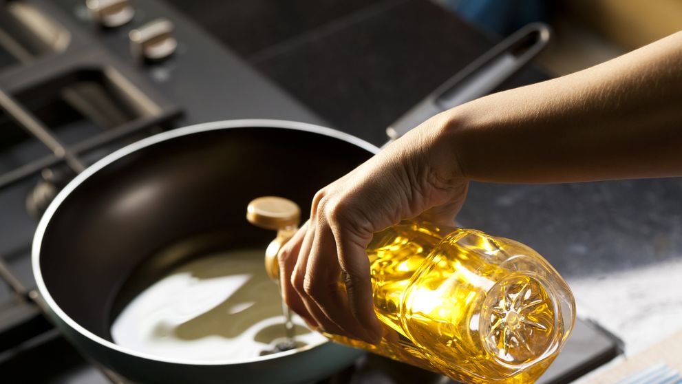 Aj použitý kuchynský olej môžete separovať. Nádoby nájdete pred Kauflandom