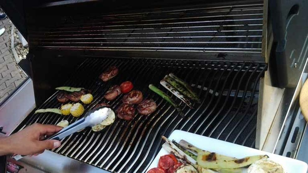 Grilované pochúťky z mäsa i zeleniny