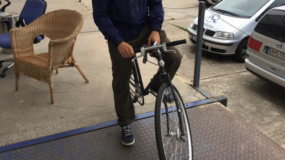 Neuveríte, ktorý fešák z Búrlivého vína chodí na nakrúcanie na bicykli!