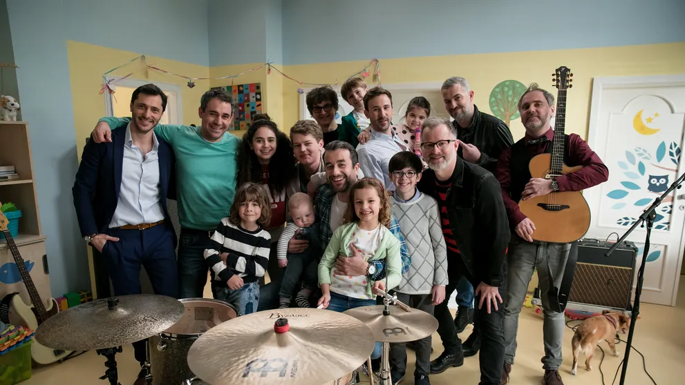 Exkluzívna premiéra. Pozrite si ako prví videoklip k titulnej piesni seriálu Oteckovia