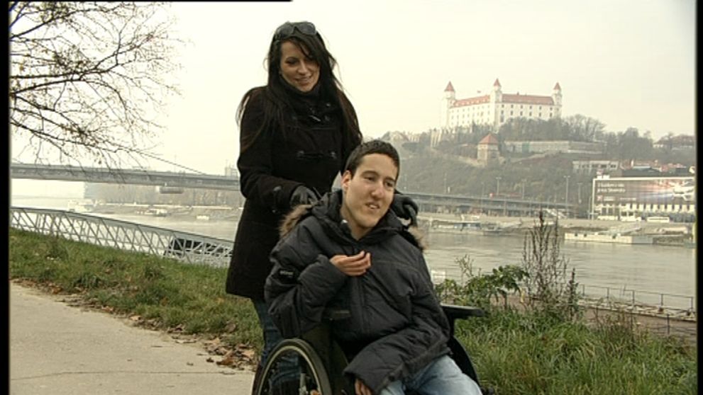 Adam žije ako každý iný mladý človek