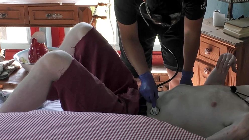 Na statok volali lekára: Jeden z farmárov má vážne zdravotné problémy!