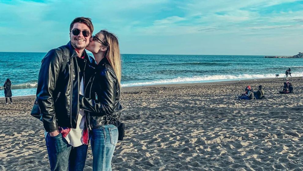 Známy pár sa ukázal v plavkách. Herec a modelka vyzerajú ako z časopisu