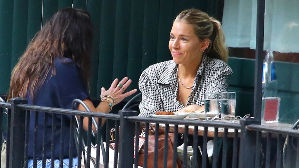 Intímnosti na verejnosti. Sienna Miller sa bozkávala so slávnou kolegyňou