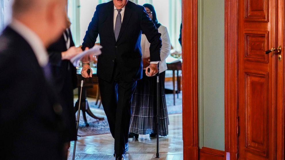 Kráľa prepustili z nemocnice, pauzovať by mal do apríla