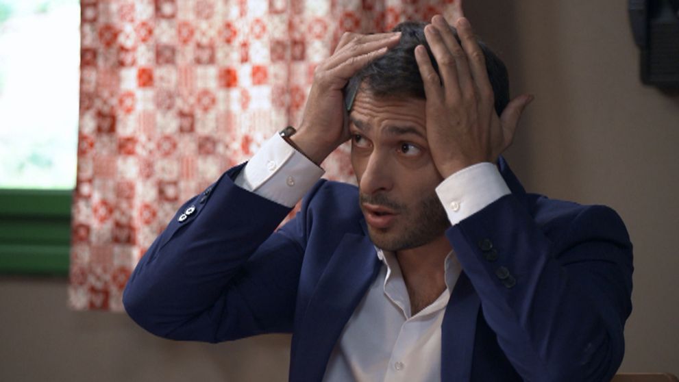 Alex panikári. Prežíva nočnú moru mnohých mužov