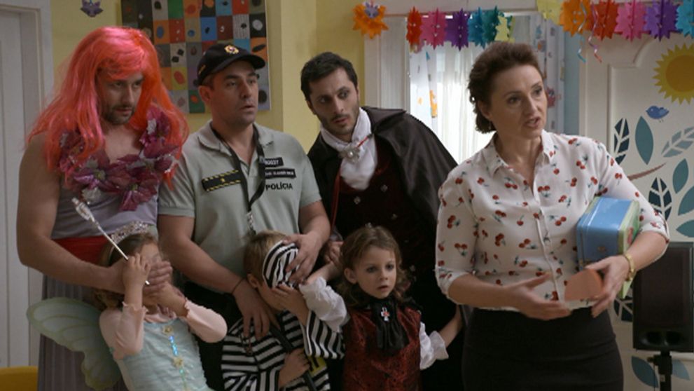 Dvaja kohúti na jednom smetisku: Pobili sa priamo pred deťmi