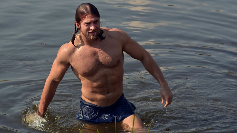 Henrik nezaprel striptérske kvality: Na Farme ukázal úplne všetko!