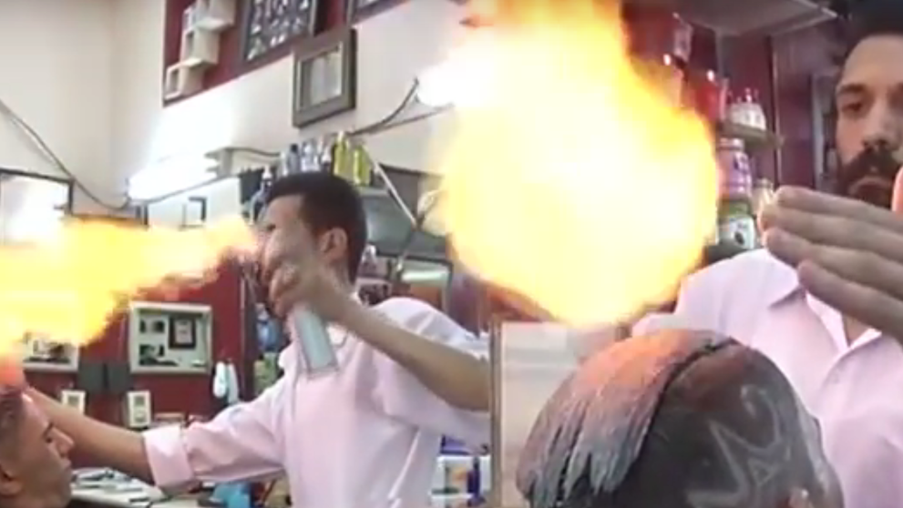 Zabudnite na nožnice! Tento Egypťan skracuje vlasy ohňom