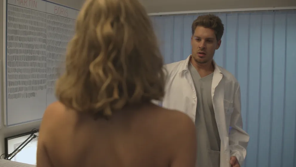 Prvá pikantná scéna v Mame na prenájom: Sexy blondínka bola úplne nahá
