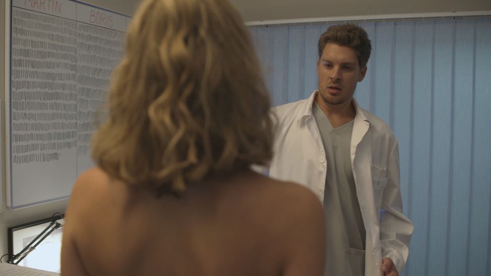 Prvá pikantná scéna v Mame na prenájom: Sexy blondínka bola úplne nahá
