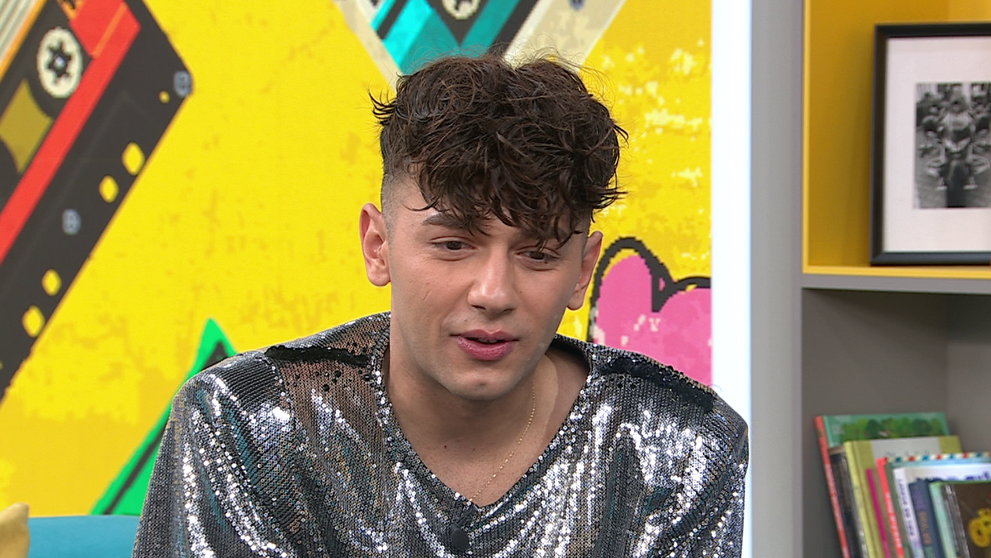 Ťažká mladosť známeho speváka. Týmto si preskákal