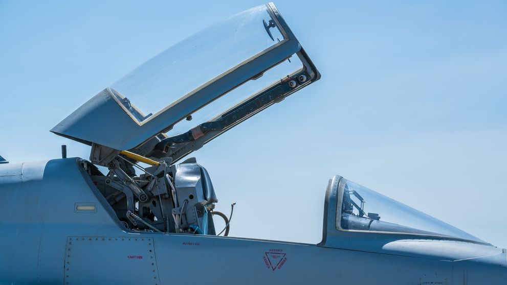 Z darčeka sa stala nočná mora. Dôchodca sa v panike omylom katapultoval zo stíhačky