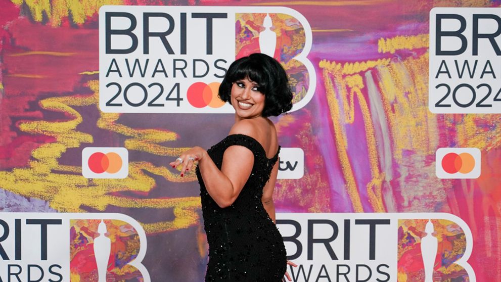Speváčka Raye triumfovala na Brit Awards, získala rekordných šesť ocenení