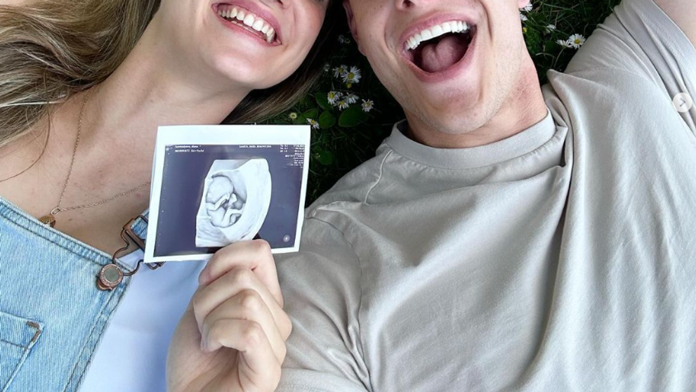 Slovenský moderátor a influencer bude otcom, zverejnil fotky z ultrazvuku