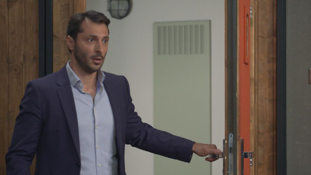 Alex si od Emy prečíta list na rozlúčku