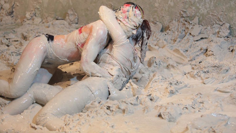 Niečo pre vás, páni! Sexy herečka sa vyváľala v blate