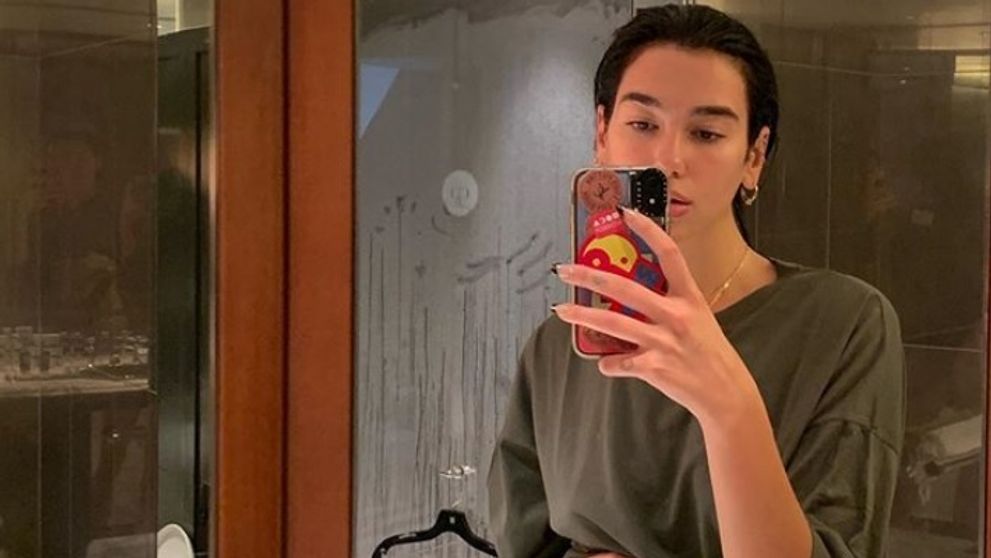 Dua Lipa sa vyfotila o zrkadlo. Nohavičky si vytiahla pekelne vysoko
