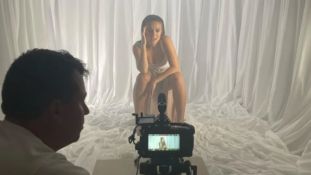 Pamätáte si sexy Kláru zo SuperStar? Na svete je jej prvý singel s krásnym klipom