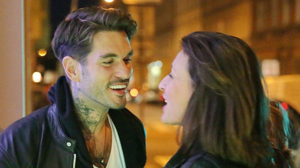 Priateľ Vicy Kerekes na výstave erotických pomôcok. Bozkával cudziu ženu