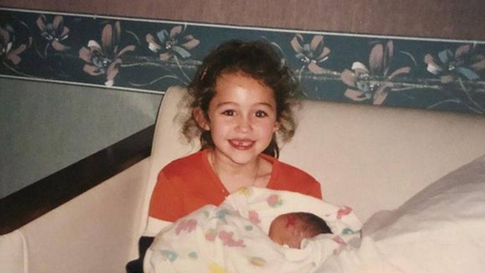 Malé dievčatko v objatí so svojou sestričkou: Spoznávate tieto dve rebelky?