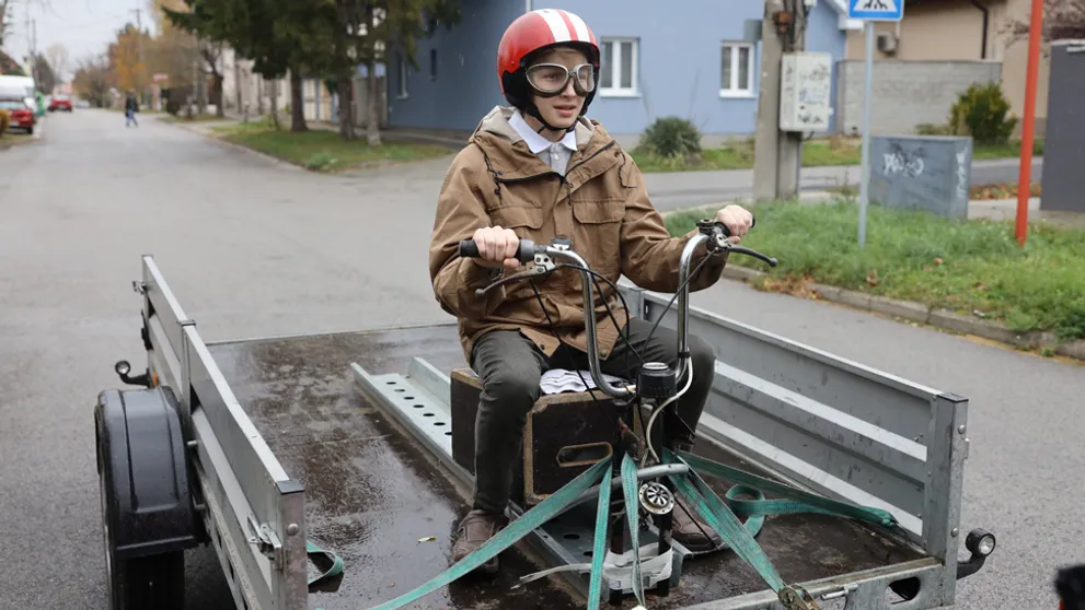 Nebezpečná nehoda pred kamerou: Kto riskoval namiesto mladého herca?