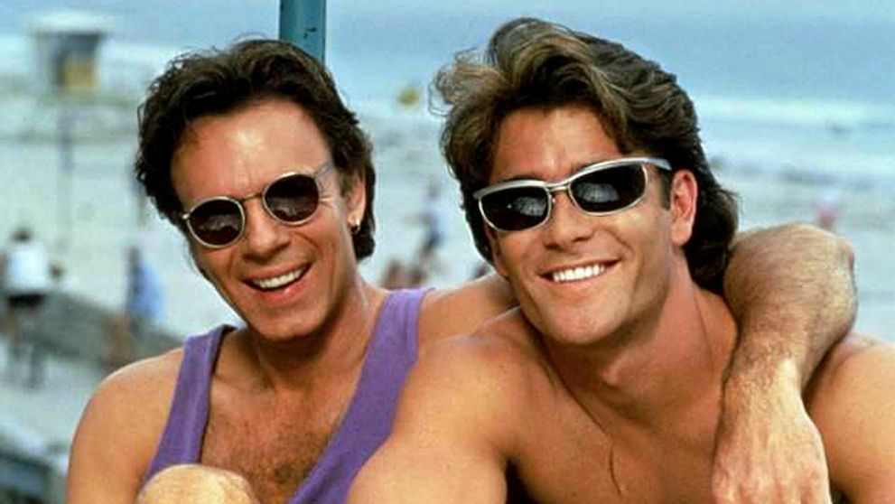 Doba prílivu: Surfovanie, plážové krásky a... Problémy v raji! :-)