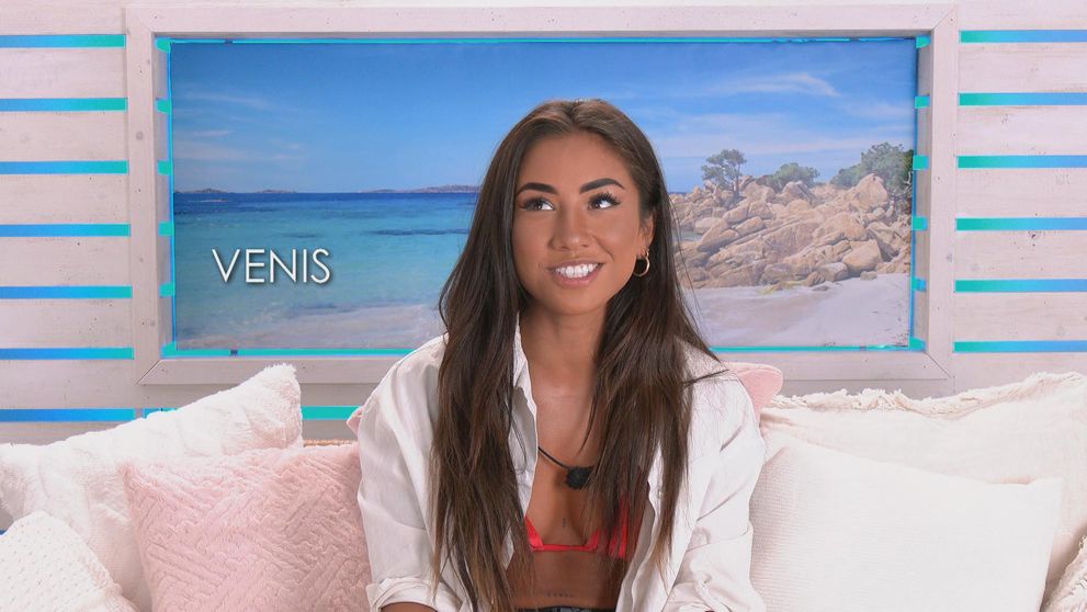 Šteklivé zábery z Hideaway. Venis si vzala niečo navyše