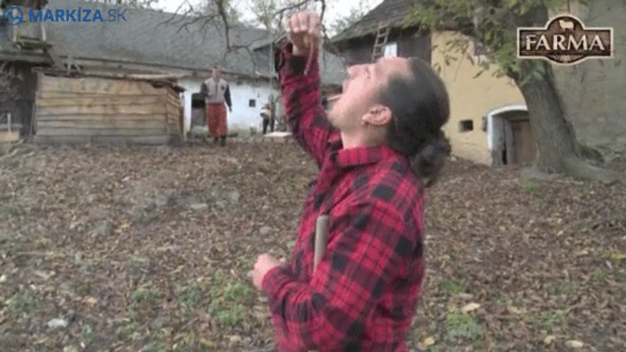 Ľubo ho fakt zjedol! Červíka!