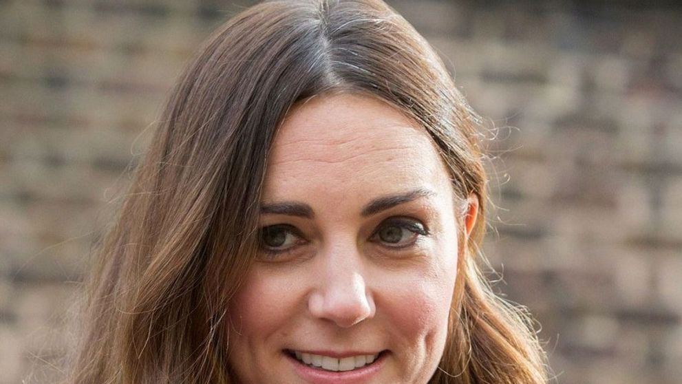 Kate Middleton má otrasné vlasy. Odkazuje jej kaderník
