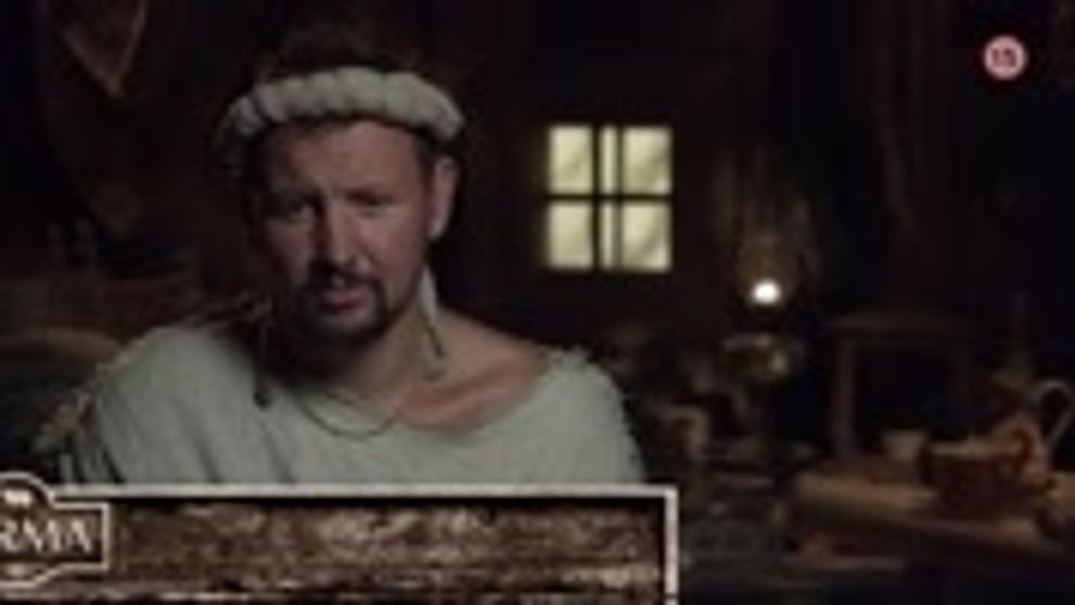 Lukáš Adamec pred kamarátmi stiahol nohavice. Ukázal holý zadok