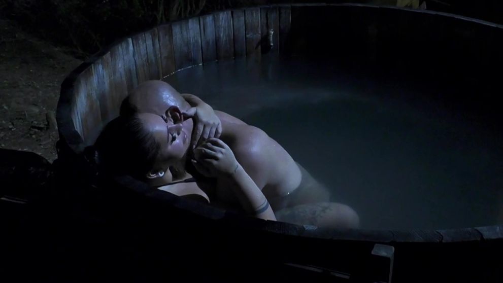 Ďalší párik na Farme?! Vášnivé bozky vo vírivke