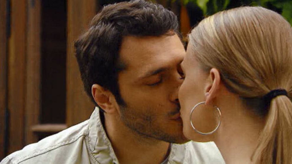 Deák sa predviedol v posteli! Má za sebou prvé intímne scény!