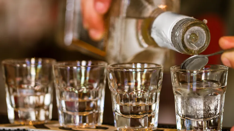Pri šibačke sa poldeci nevyhnete. Tu je zopár rád, ako zvíťaziť nad alkoholom