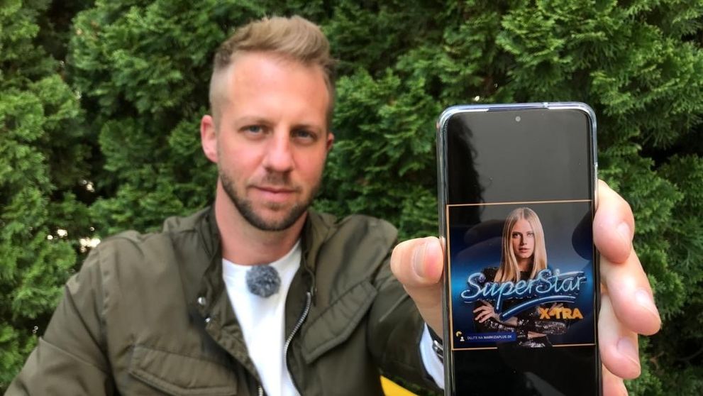 Moderátorka SuperStar v byte Paris Hilton. Na to, čo sa jej stalo na gauči, nikdy nezabudne